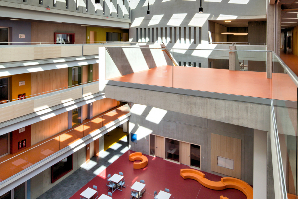 Süd-Atrium mit Sitzgegelenheiten zum Enstspannen und Förderung der Kommunikation
