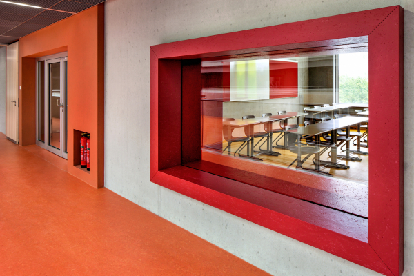 Einblick vom Flur in ein Klassenzimmer über die eingebauten Innenfenster