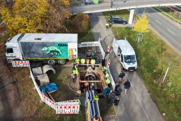 Hier wird ein Carbonfaser-Liner in einem Fernwärmenetz in Nürnberg eingezogen. 
