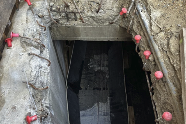 Der Projektpartner Saertex stellt Schlauch-Liner her, die mit Harz imprägniert sind und aus glasfaserverstärktem Kunststoff bestehen. Hier sieht man den Zugang für einen solchen Liner auf einer Baustelle in Paris.