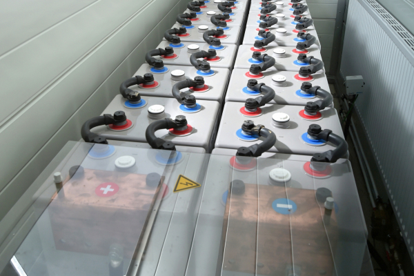 Der Batteriespeicher mit Blei-Gel-Akkus befindet sich hinter dem Haus und liefert insgesamt 58 kWh Elektrizität