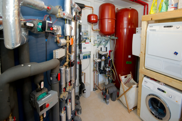 Die komplette Technik im Hauswirtschaftsraum des energieautarken Wohngebäudes. 