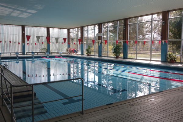 Hallenbad Oberschleißheim mit Gussglas- und Zwei-Scheiben-Fassade