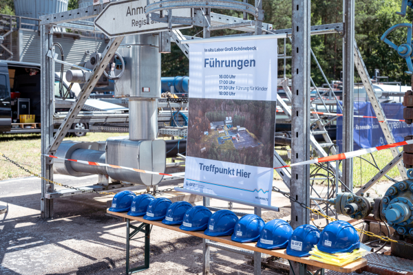 Nach dem wissenschaftlichen Vortragsprogramm wurden im Rahmen der Festveranstaltung in Groß Schönebeck Führungen über das Gelände angeboten.