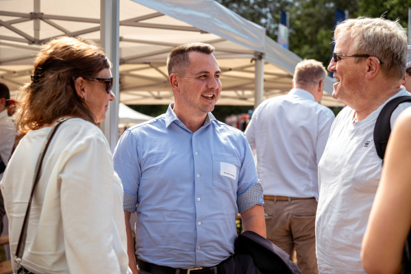 Teilnehmerinnen und Teilnehmer der Festveranstaltung im Gespräch.