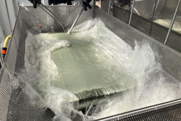 Bei der Solvolyse wird das Harz von Rotorblattkomponenten chemisch aufgelöst. Fasern und Sandwichmaterialien bleiben erhalten und können weiterverwendet werden.