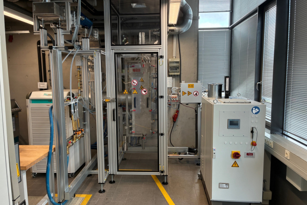 Mikrowellenpyrolyseanlage mit Generator rechts und Kühlung links 