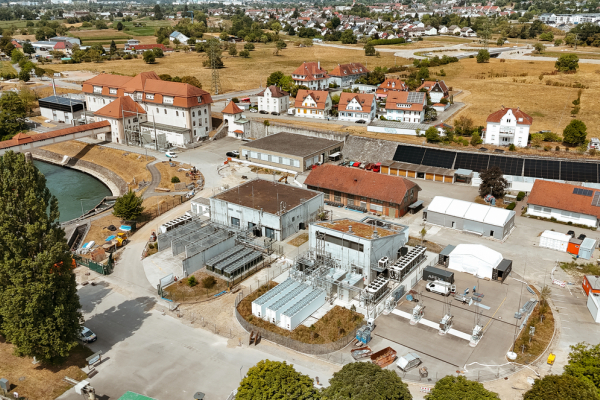 Die beiden Wasserstoffanlagen (neue Anlage rechts vorne) stehen in unmittelbarer Nähe zum Wasserkraftwerk Wyhlen.